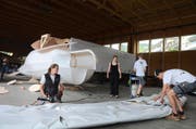 Ein Team von Holzbautechnik Burch baut am Fluggerät für den Red-Bull-Flugtag. (Bild Martin Uebelhart)