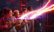 Die vier Geisterjägerinnen mit Superstar Melissa McCarthy im Vordergrund in voller Action. (Bild: Disney, PD)