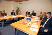 Sitzung des Nidwaldner Regierungsrates (von links): Res Schmid, Yvonne von Deschwanden, Hugo Kayser, Gerhard Odermatt, Landschreiber Hugo Murer, Ueli Amstad, Alois Bissig und Hans Wicki. Einmal pro Jahr müssen sie ihre Verwaltungsratsmandate deklarieren. (Bild Corinne Glanzmann)