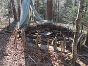 Auch das sogenannte Waldsofa der Waldspielgruppe Blätterdach (Bild) haben die Vandalen arg in Mitleidenschaft gezogen. (Bild: PD (Sarnen, 20. März 2017))