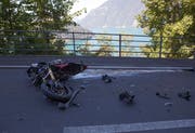 Das Motorrad wurde beim Aufprall stark beschädigt. (Bild: Geri Holdener, Bote der Urschweiz)
