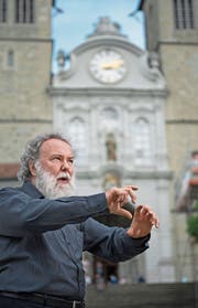 Schätzt als Musiker wie in der Kirche die Begegnungen mit anderen Menschen: Wolfgang Sieber (63) vor der Hofkirche Luzern. (Bild: Corinne Glanzmann (10. Juli 2017))