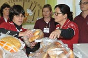 Die Co-Leiterinnen Franziska Preisig (links) und Ursula Widmer stellen das Brot bereit. (Bild Matthias Piazza)