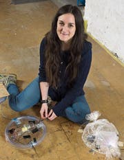 Grosser Einsatz für das Abschlussprojekt der Ausbildung zum Master Kunst: Livia Müller tüftelt an ihren Schwabbel-Prototypen. (Bild: Priska Ketterer (Luzern, 11. Mai 2017))