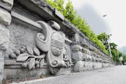 Das Wappen aus Sandstein ist alles, was vom einstigen Hauptsitz der Kirschwasser-Gesellschaft übrig blieb. (Bild Werner Schelbert)