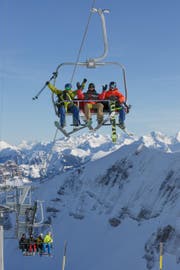 Den Gästen scheint der neue Komfort der Sesselbahn zu gefallen. (Bild: Bergbahnen Sörenberg AG)