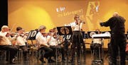 Violinisten Naemi Dal Farra (stehend) und das Orchester überzeugten das Publikum. (Bild: PD (Erstfeld, 5. 11. 17))