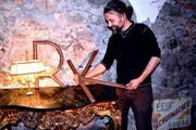 Peter Baggenstos mit Lettern, die in früherer Zeit auf dem heutigen Regierungsgebäude die Nidwaldner Kantonalbank ankündeten. (Bild: Romano Cuonz / Neue NZ)