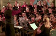 Stefan Albrecht dirigiert. (Bild: Geri Holdener, Bote der Urschweiz)