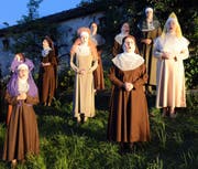 Der Zuschauer tritt ins Kloster ein und begegnet überall Schwestern bei der Arbeit und bei ihrem stummen Gebet. (Bilder Romano Cuonz)