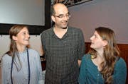 Sie haben gut lachen (von links): Filmerin Jara Malevez und die Vertreter der Stiftung Pro Bartgeier, Daniel Hegglin und Franziska Lörcher. (Bild Romano Cuonz)