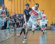 Der Sarner Cornel von Wyl (links) versucht hier, den Ball dem Thuner Adrian Saurer abzuluchsen. (Bild: Pius Amrein (Sarnen, 25. März 2018))