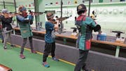 Annalena Gamma (Zweite von links) erzielte 174 Punkte mit dem Luftgewehr. (Bild: Paul Gwerder (Luzern, 17. März 2018))