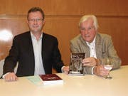Nationalrat Peter Keller (links) und Buchautor Rolf Waller präsentierten das neue Werk Wallers mit dem Titel «Noch ist es Zeit». (Bild: Kurt Liembd (Hergiswil, 22. September 2017))