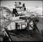 Anlässlich einer Eurovisions-Sendung aus Graubünden schlug das Schweizer Fernsehen 1955 mit einer Übertragung vom Weissfluhjoch aus 2800 Metern über Meer einen Höhenrekord. Gezeigt wurden das Alpenpanorama und ein Lawinenhund bei der Arbeit. (Bild: SRG)
