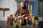 Lange gab es die besondere Krippe im Kloster Stans nicht mehr zu sehen. Im Bild die drei Könige mit Kamel und Elefant sowie Schwester Franziska Christen. (Bild Corinne Glanzmann)