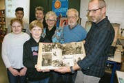 Präsentation des Projektes Zeitmaschine, hinten von links: Josef Khalil, Projektleiter Christian Lüthi, Marie Theres Gasser, Leo Gasser. Vorne von links: Ramona Zgraggen, Dario Imfeld und Klassenlehrer Peter Lötscher. (Bild: Primus Camenzind (Lungern, 13. Dezember 2016))
