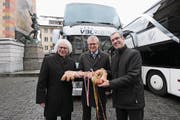 Hansjörg Felber, Verwaltungsratspräsident der Auto AG Uri, Regierungsrat Urban Camenzind und SBB-Vertreter Werner Schurter bei der symbolischen Schlüsselübergabe (von links). (Bild: Urs Hanhart (Altdorf, 4. Dezember 2017))