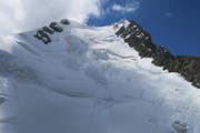 Die drei Berggänger stürzten die fast senkrechte Schneeflanke des höchsten Bündner Berges hinunter und blieben erst 160 Meter tiefer neben einem Lawinenkegel liegen. (Bild Kantonspolizei Graubünden)
