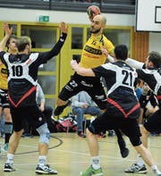 Die Altdorfer mit Mario Obad (am Ball) verteilten im letzten Spiel dem Gegner Birsfelden zu viele Geschenke und vergaben beim 26:26 leichtfertig den Sieg. (Bild: Urs Hanhart (Altdorf, 25. November 2017))