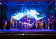 Aus der Tellspiel-Probe: Die gesamte Rütli-Landschaft wird mit Laser- und Videotechnik auf die Bühne des Theaters Uri projiziert. (Bild F. X. Brun)