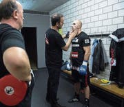Bruder Xhavit (Mitte) stimmt Tefik Bajrami in der Garderobe auf den bevorstehenden Kampf ein.
