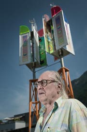 Der Künstler Urs Huber und eines seinter «Toggäli». (Bild: Pius Amrein / Neue LZ)