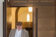 Der Financier Dieter Behring verlässt am Montag, 30. Mai, das Bundesstrafgericht in Bellinzona.Es ist der erste Tag des Prozesses, für den ein ganzer Monat eingeräumt wird. (Bild: Keystone / Samuel Golay)