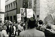 Demonstranten versuchten in der Nacht vom 4. Januar 1969 die Polizeiwache zu stürmen. Später nummerierten die Ermittler identifizierte Teilnehmer auf den originalen Fahndungsbildern. (Bilder: Stadtarchiv/Staatsarchiv Luzern)