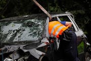 Polizisten vermessen die Unfallstelle. (Bild: Geri Holdener)
