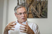 Der Schwyzer Thomas Küchler, Direktor der Südostbahn, in seinem Büro in St. Gallen. (Bild Michel Canonica)