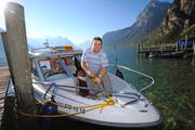 Peter Klein legt sein Boot an. Er gehört zu den wenigen in der Schweiz, die einen professionellen Taxidienst auf See anbieten.Bild: Urs Hanhart (Flüelen, 30. September 2016)