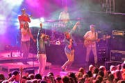 Brachten Stimmung auf den Arenaplatz: Lo & Leduc aus Bern mit ihrer Band. (Bild Christian H. Hildebrand)