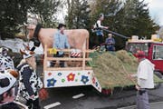 Im Zentrum des Umzugs in Seelisberg stehen jeweils typische Merkmale oder Besonderheiten aus dem Leben der Zunftmeisterfamilie. (Bild: Christoph Näpflin (Seelisberg, 25. Februar 2017))