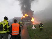 Das Wohnhaus steht in Vollbrand. (Bild: Geri Holdener / Bote der Urschweiz)