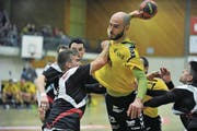 Der KTV Altdorf muss sparen: Spielertrainer Mario Obad (am Ball) muss Ende Saison gehen. (Bild: Urs Hanhart (Altdorf, 27. November 2017))