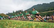 Mit vereinten Kräften: Das Engelberger Team in der 580-Kilo-Kategorie zieht am gleichen Strang. (Bild: Roger Grütter (Engelberg, 24. Juni 2017))
