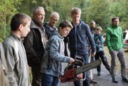 Schüler besuchen den Forstbetrieb der Genossenkorporation Stans. Bild: Corinne Glanzmann (12. Oktober 2016)