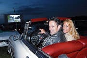 Kurt Aegerter und Susanne Kursawe reihten sich im letzten Jahr mit ihrem Pontiac unter die Besucher. (Bild: Werner Schelbert (23. Juli 2016))