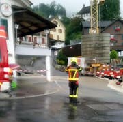 Die Schwyzer Feuerwehr im Einsatz im Dorfbach. (Bild: Leserbild Bote der Urschweiz)
