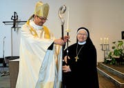 Eine herzliche Begegnung zum grossen Geburtstag: der Engelberger Abt Christian mit Äbtissin Pia. (Bilder Romano Cuonz)