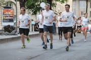 Die Nationalräte Matthias Aebischer (SP/BE, rechts) und Pirmin Schwander (SVP/SZ, Mitte) nehmen am Parlamentarierlauf Parlamotion teil. (Bild: Peter Schneider/Keystone (Bern, 15. Juni 2017))