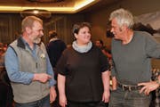 Präsident Erwin Spichtig (links) im Gespräch mit dem neuen Vorstandsmitglied Pia von Rotz und dem scheidenden Vorstandsmitglied Hanspeter von Rotz. (Bild: Richard Greuter (Sachseln, 22. März 2018))