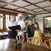 Karolina und Diego Di Caprio mit den Kindern Leonardo und Anna im Restaurant Allegro. (Bild: Corinne Glanzmann (Alpnach, 26. April 2017))