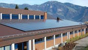 Seit Herbst 2013 in Betrieb: die Solaranlage auf dem Dach der Turnhalle in Buochs. Bild: PD