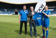 Thomas Bluntschli, Präsident der FCL Spitzenfussball Frauen, CKW-CEO Felix Graf und Kapitän Maria-Andrea Egli. (Bild: PD / Erwin von Moos)