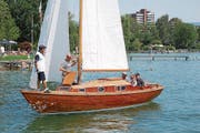 Urs Peter Blum (ganz rechts) präsentierte seine Yacht beim Barrique-Cup auf dem Zugersee. (Bild: Walter Rudin (Cham, 1. August 2017))