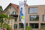 In der Stadt Zug flattern die Fahnen der Streethockey- Weltmeisterschaft – wie hier bei der Zuger Katastrophenbucht. (Bild Stefan Kaiser)