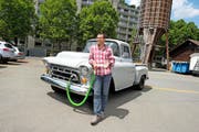 Der Zuger Stadtökologe Walter Fassbind mit seinem Chevrolet Task Force 3100: Der Pickup ist heute sowohl Elektrofahrzeug, als auch Stromspeicher. (Bild Maria Schmid)
