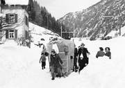 Fasnacht 1952: Weil meterhoch Schnee lag, wurden die Umzugssujets auf Hornschlitten durch das Dorf gezogen. (Bild: PD)